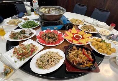 乾一杯啤酒海鮮燒烤料理圖片